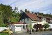 Große Einfahrt mit Garage und Stellplätzen
