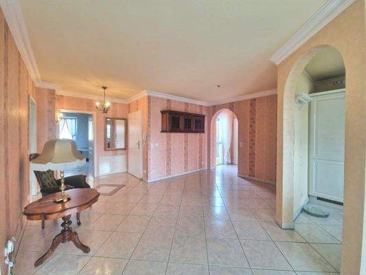 Blick vom Wohnbereich in den offenen Flur / Essbereich