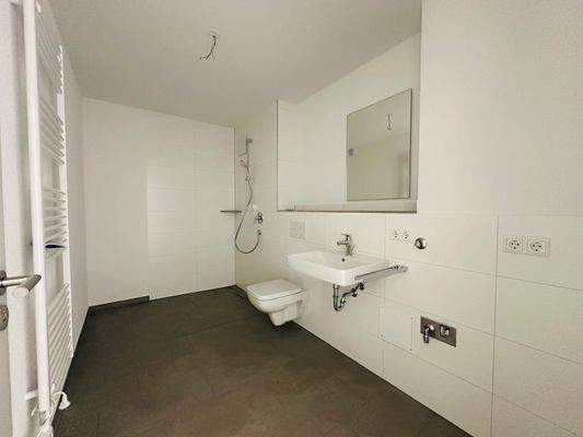 Bad mit Dusche / WC und Waschmaschinenanschluss