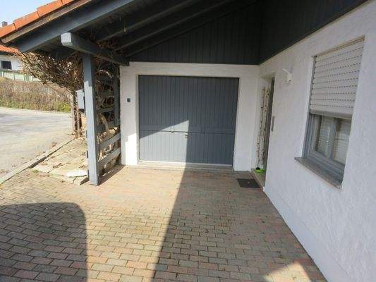 gepflasterter Hauszugang und Garage 