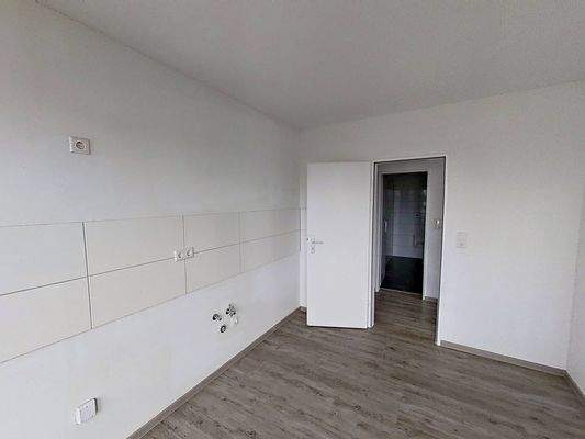 Ansicht VII: Wohn- und Esszimmer mit offenem Küchenbereich