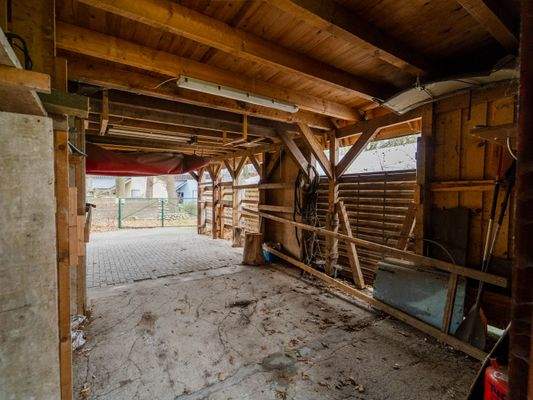 großer Schuppen mit Carport
