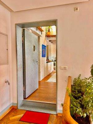 Wohnungseingangstür vom hellen Treppenhaus aus