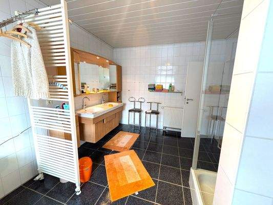 Zu der gehobenen Ausstattung gehört eine Handtuchheizung und zwei Waschtische