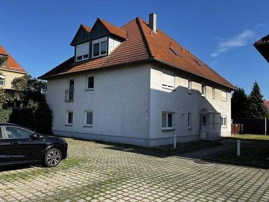 Blick auf das Mehrfamilienhaus