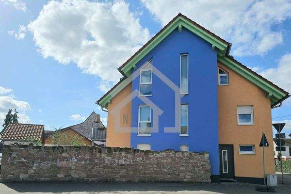 Straßenansicht komplettes Haus