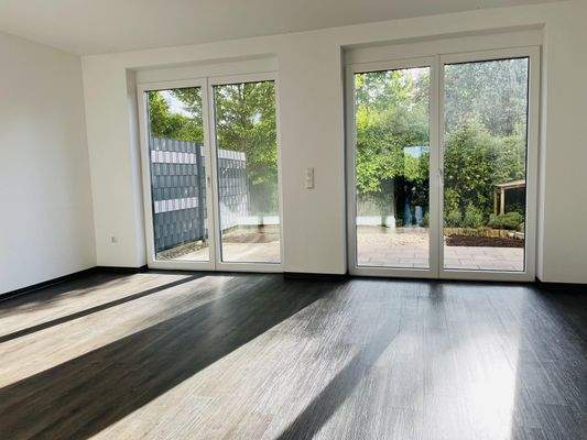 zwei bodentiefe Fensterelemente machen den Blick ins Grün frei