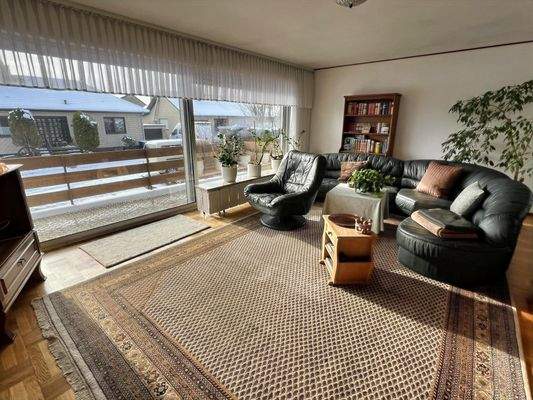 großzügiges Wohnzimmer