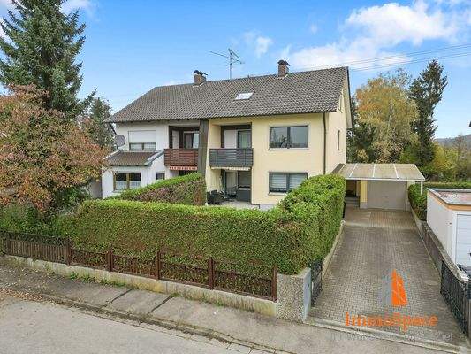 Blick auf die Doppelhaushälfte und die Zufahrt