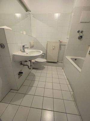 Badezimmer mit Badewanne.jpg