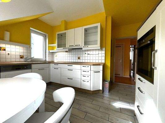 Fitted kitchen with electric appliances 