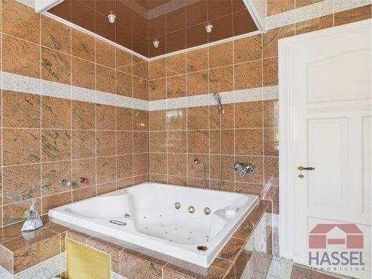 Mit Whirlpoolbadewanne