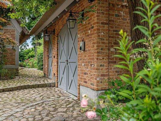 Technikhäuschen mit Werkstatt und Tankstelle.jpg