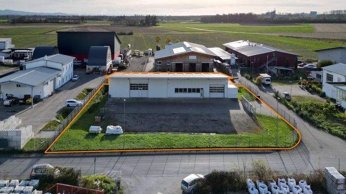 Das Grundstück verfügt über eine Fläche von rund 2.554 m²