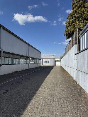 Gebäudeansicht + Hofbereich