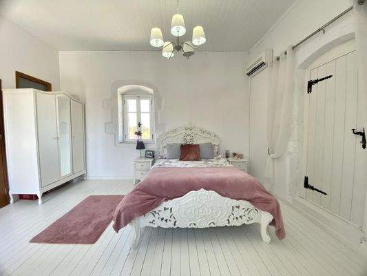 Wunderschön Renovierte Villa mit Meer- und Bergblick zum Verkauf in Xirosterni