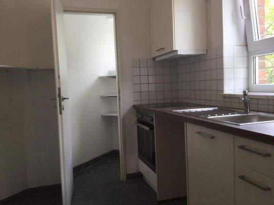 Einbauküche mit Abstellkammer