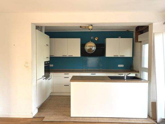 Offene Küche mit moderner Insel