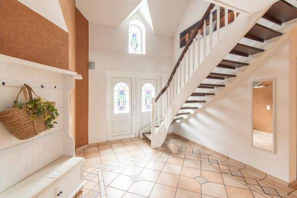 Eingangstür mit Blick auf das Treppengeländer 