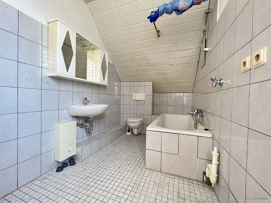 DG Wohnung Badezimmer mit Duschwanne