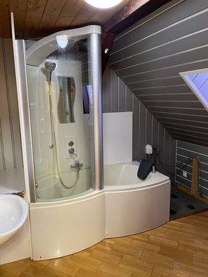 Badewanne und Dusche