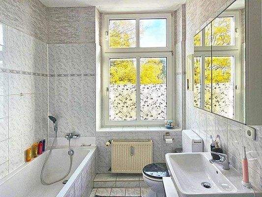 1. OG: Badezimmer mit Wanne und WC