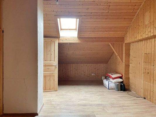 Kinderzimmer im Dachgeschoss (2).jpg