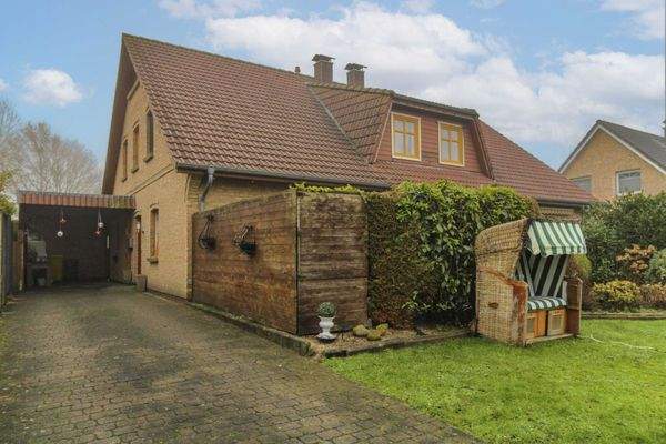 Auffahrt und Vorgarten linke Seite