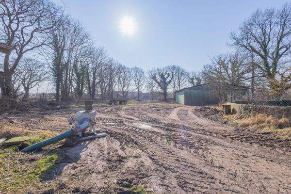 Außengelände mit Halle