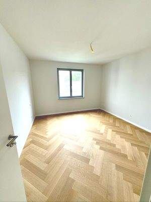 Helles Zimmer mit Parkett