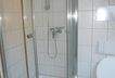 Bad mit Dusche und Fenster
