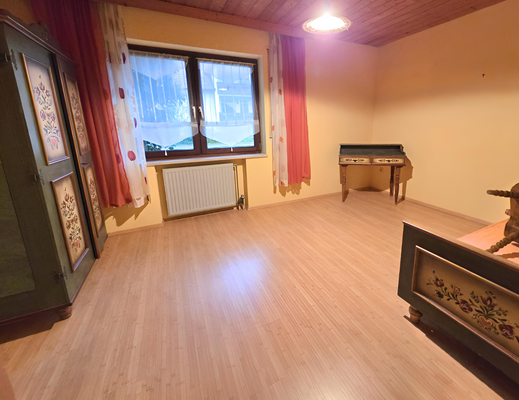 Eines der zahlreichen Schlafzimmer im EG.png