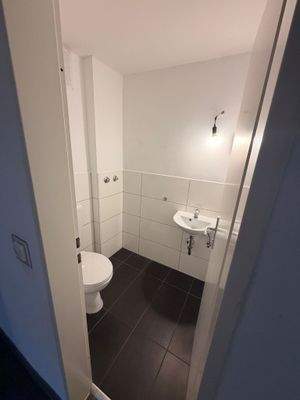 Modernes WC mit Wandfliesen