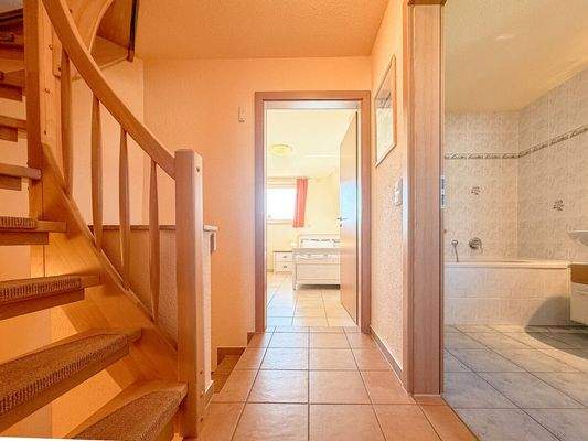 Zentraler Flur mit Treppenaufgang