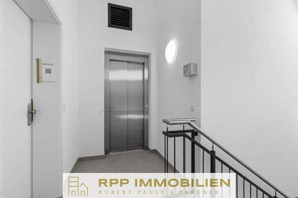 Treppenhaus mit Lift