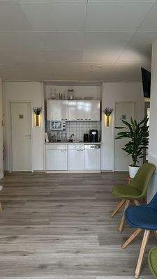 Küche + Wartebereich, WCs