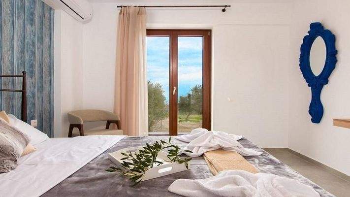 Kreta, Kirianna: Geräumige Villa mit Pool und Dachterrasse zu verkaufen