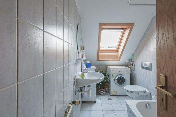 Das Badezimmer der linken Dachgeschosswohnung