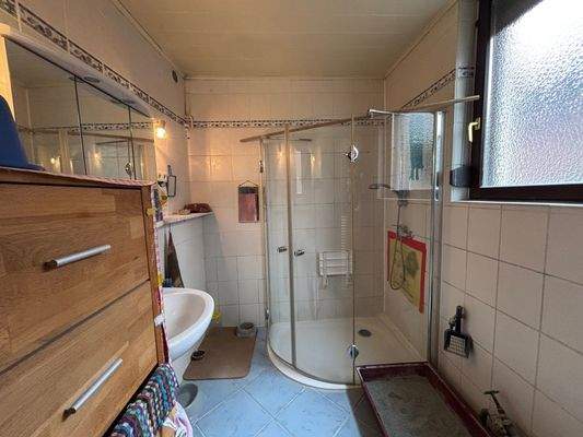 Badezimmer mit Dusche