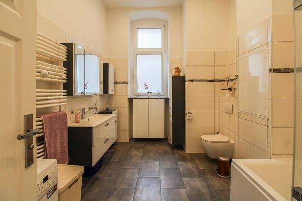 Badezimmer mit Fenster