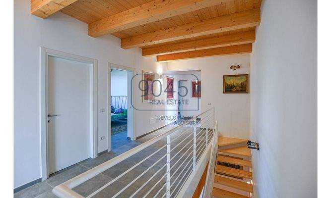 Zeitgemäße Landvilla in nachhaltiger Holzbauweise mit Panoramablick bei Potenza Picena