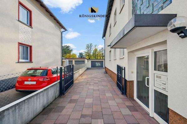 Hauseingang und Garagenzufahrt