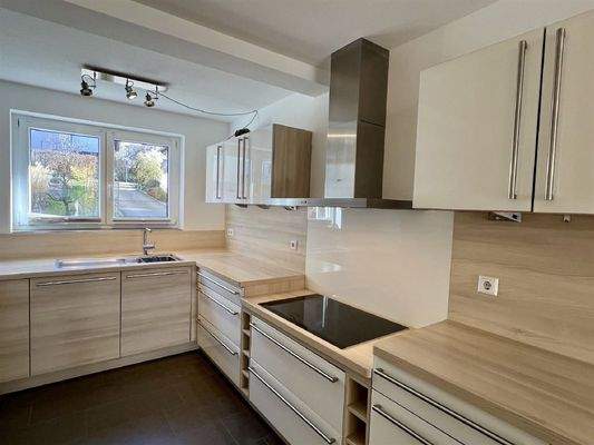 Große Arbeitsplatte bzw. viele Einbauschränke