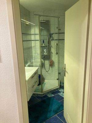 ... Duschbad-Blicke ...