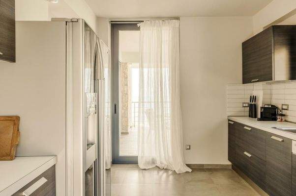 Küche mit Terrassenzugang