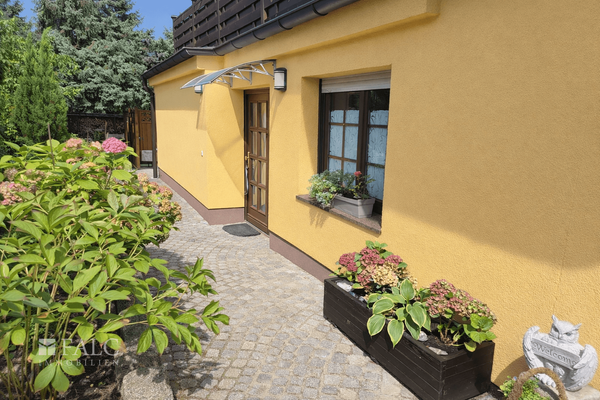 Hauseingang und Weg zum Garten