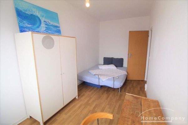 Kleines Schlafzimmer mit Schlafcouch, Schrank + Schreibtisch