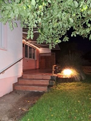 Zugang zur Terrasse in der Abendstimmung