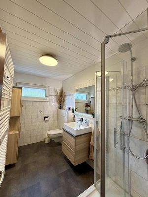 Badezimmer mit Dusche