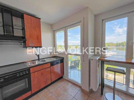 Separate Küche mit Balkonzugang